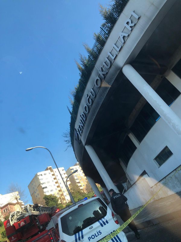 Okulun alt katındaki iş yeri yandı, öğrenciler çıkarıldı