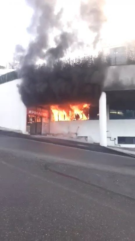 Okulun alt katındaki iş yeri yandı, öğrenciler çıkarıldı