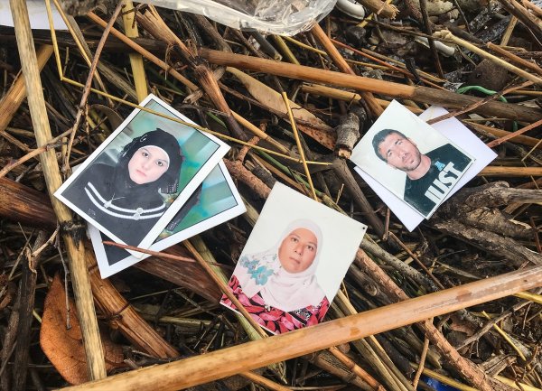 Ölen göçmen çocuklardan geriye ayakkabıları kaldı