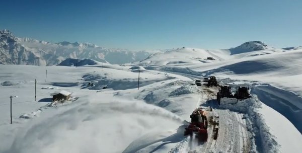 i Hakkari'de yol açma çalışmalarına ara yok