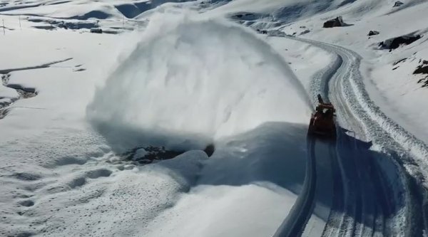 i Hakkari'de yol açma çalışmalarına ara yok