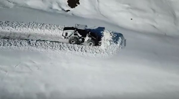 i Hakkari'de yol açma çalışmalarına ara yok