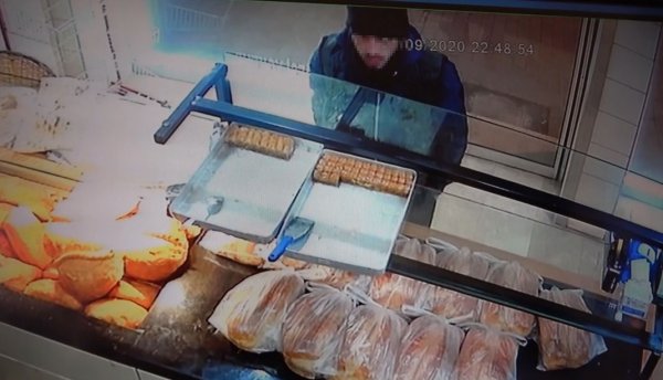 i 2 gün bedava ekmek istedi, sonra sadaka kutusunu çaldı