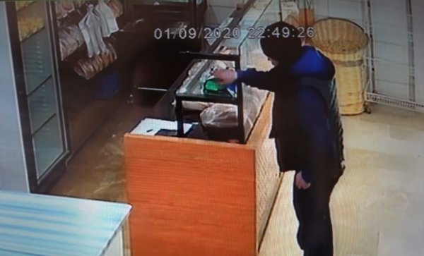i 2 gün bedava ekmek istedi, sonra sadaka kutusunu çaldı