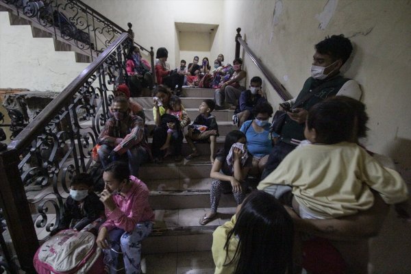 a Filipinler'de Taal Yanardağı'nda patlama