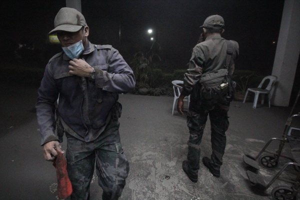 a Filipinler'de Taal Yanardağı'nda patlama