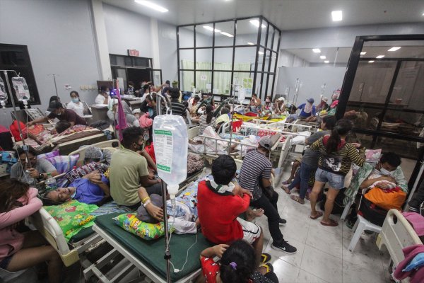 a Filipinler'de Taal Yanardağı'nda patlama