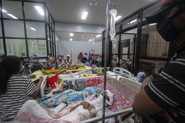 a Filipinler'de Taal Yanardağı'nda patlama