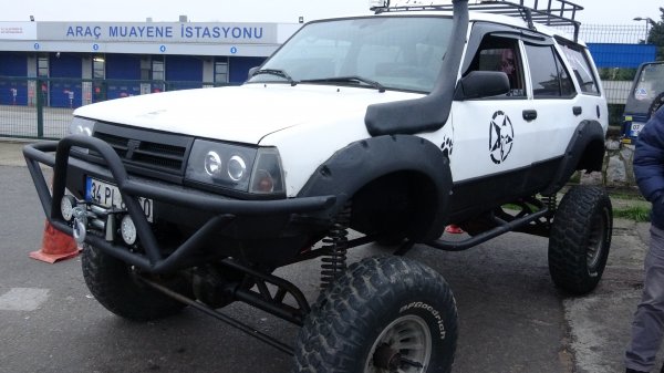 Kartal marka otomobili off-road aracına dönüştürdü
