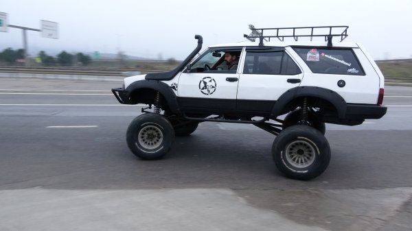 Kartal marka otomobili off-road aracına dönüştürdü