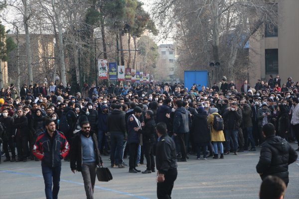 a İran halkı rejim karşıtı gösterilerine devam ediyor