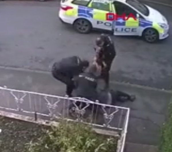 d İngiliz polisi, teslim olan şüpheliyi darbetti