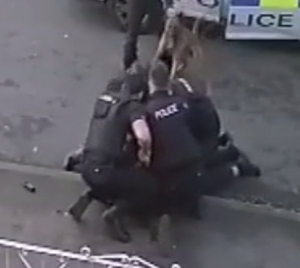 d İngiliz polisi, teslim olan şüpheliyi darbetti