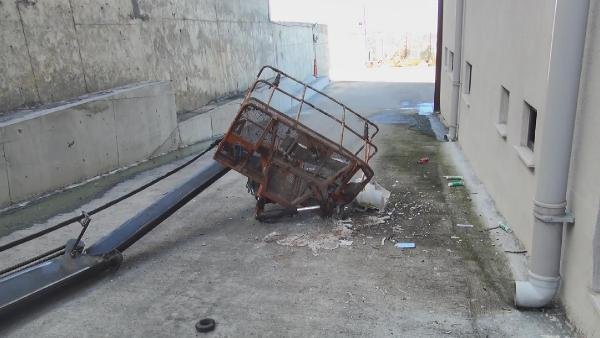 d Çatı kenarında asılı kalan işçi düşerek öldü