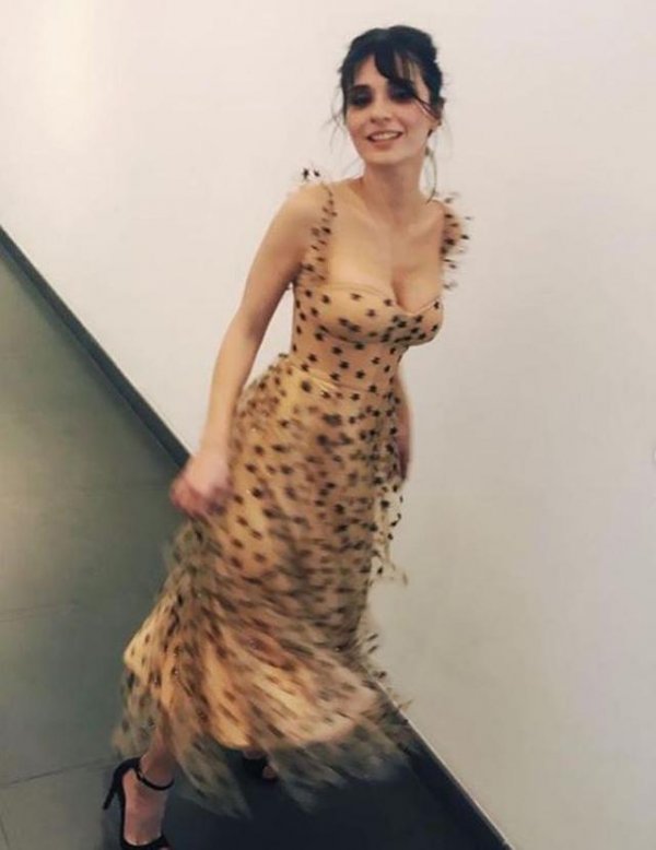 Meriç Aral'dan dekolte şov