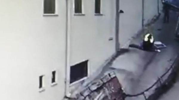 d Çatı kenarında asılı kalan işçi düşerek öldü