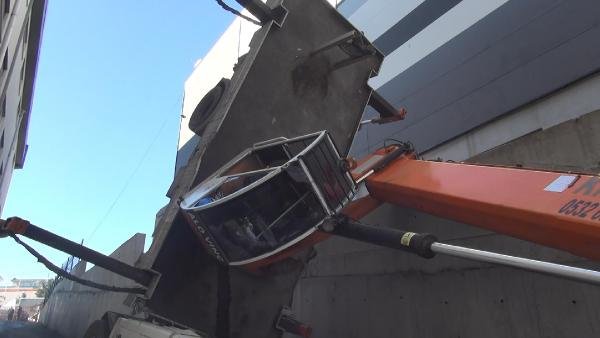 d Çatı kenarında asılı kalan işçi düşerek öldü