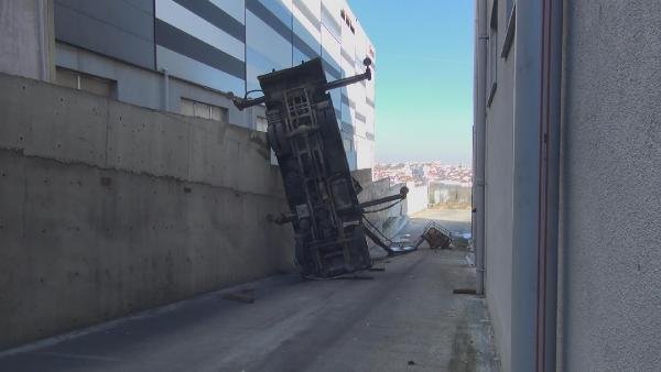 d Çatı kenarında asılı kalan işçi düşerek öldü