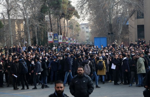 a İran halkı rejim karşıtı gösterilerine devam ediyor