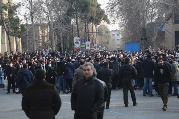 a İran halkı rejim karşıtı gösterilerine devam ediyor