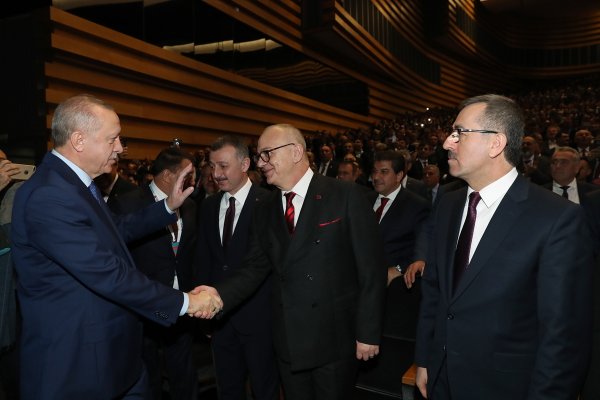 a Tunç Soyer'in Cumhurbaşkanı Erdoğan'a bakışları