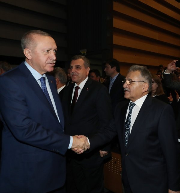 a Tunç Soyer'in Cumhurbaşkanı Erdoğan'a bakışları