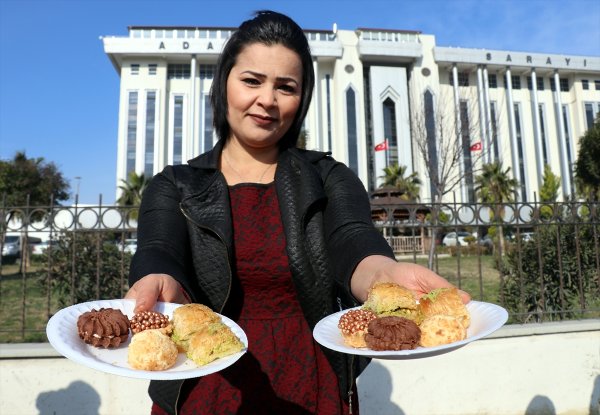 Eşinden boşanınca adliye önünde halay çekti