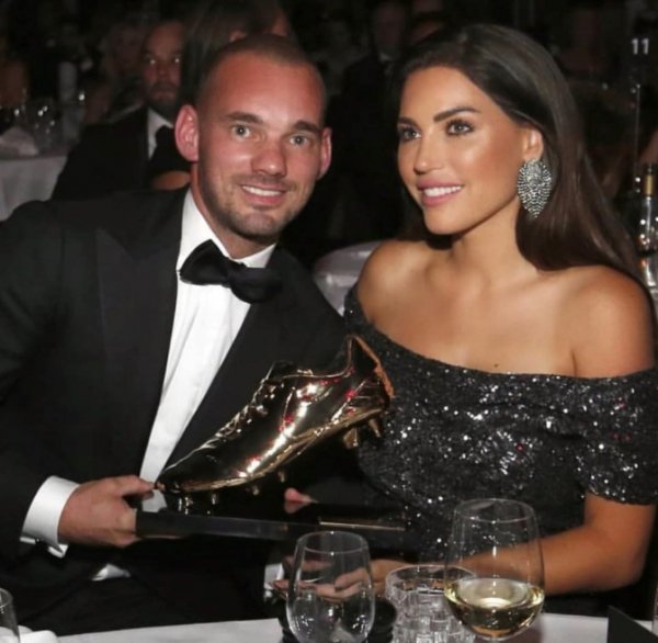 Wesley Sneijder, Yolanthe'yi yine aldattı