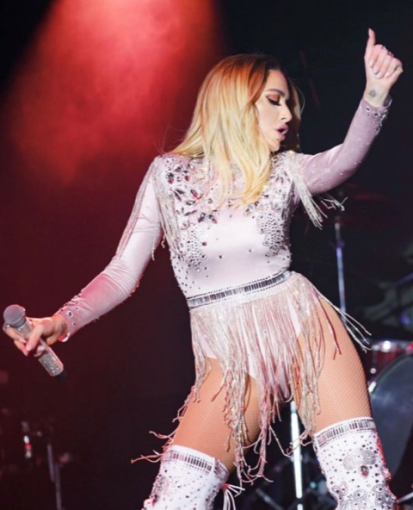 Hadise konserinde sitem etti