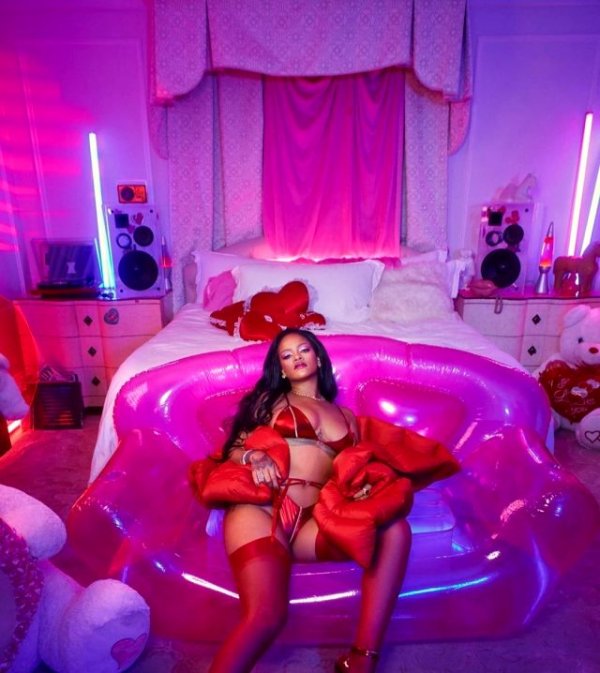 Rihanna'dan 14 Şubat pozları