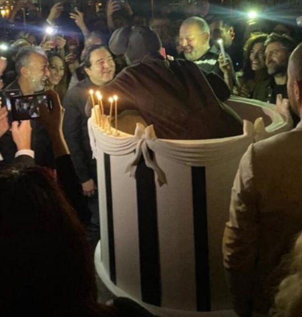 Fazıl Say'ın pastasından eşi çıktı