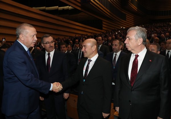 a Tunç Soyer'in Cumhurbaşkanı Erdoğan'a bakışları
