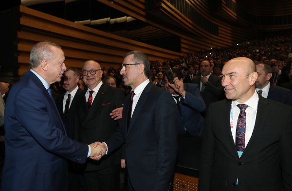 a Tunç Soyer'in Cumhurbaşkanı Erdoğan'a bakışları