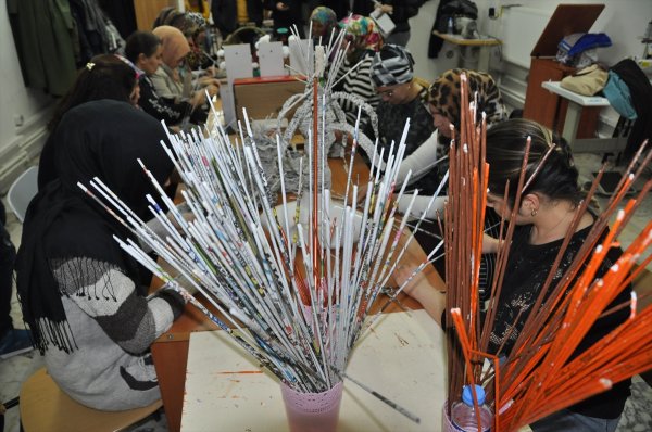 a Atık gazeteler, kapı süsü oldu