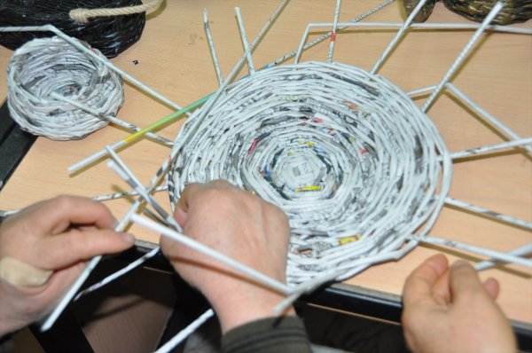 a Atık gazeteler, kapı süsü oldu