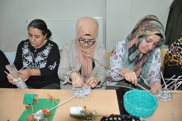 a Atık gazeteler, kapı süsü oldu