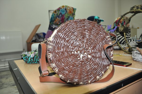 a Atık gazeteler, kapı süsü oldu