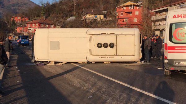 Zonguldak'ta işçi servisi devrildi: 7 yaralı