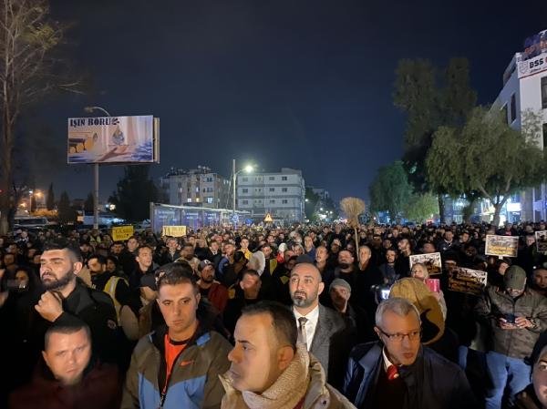 KKTC’de sarı yeleklerle 'yolları yapın' eylemi