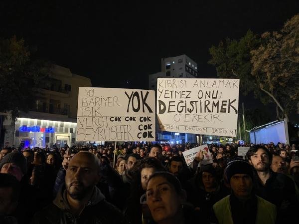 KKTC’de sarı yeleklerle 'yolları yapın' eylemi