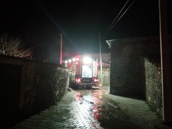 i Yangında alevlerin arasında kalan 11 yaşındaki kız öldü