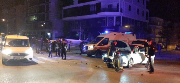 Çorum'da ticari araç ve otomobil çarpıştı: 5 yaralı