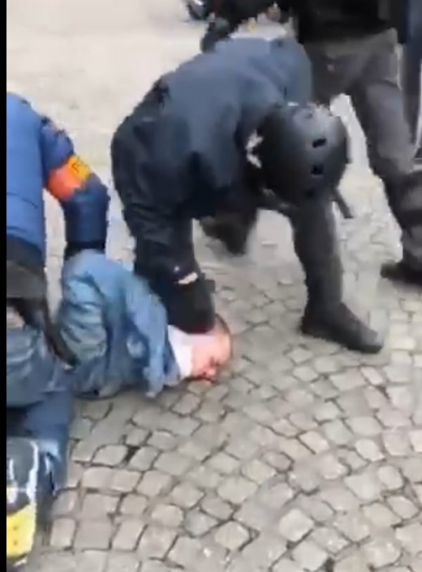 Fransız polisinden göstericiye orantısız güç ile müdahale