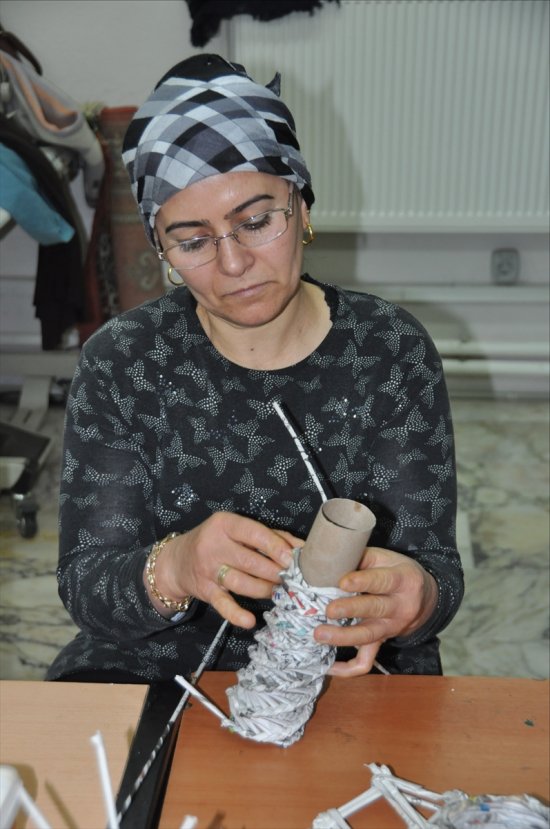 a Atık gazeteler, kapı süsü oldu