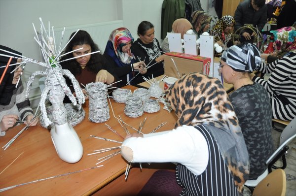 a Atık gazeteler, kapı süsü oldu