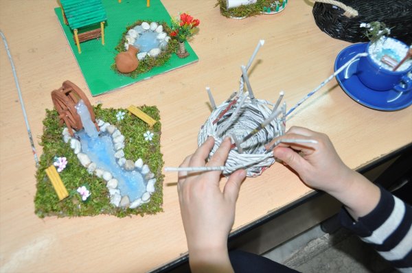 a Atık gazeteler, kapı süsü oldu