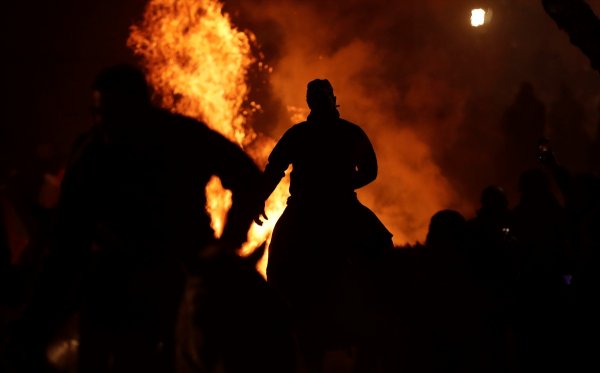 Atlar, kötülüklerden arındırılmak için ateş üzerinde yürütüldü