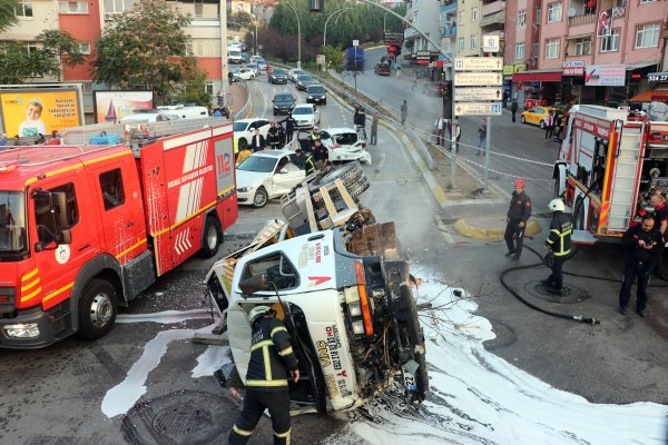 Freni patlayan vinç, araçların arasına daldı