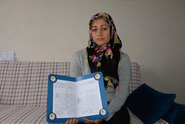 d Şırıngalı çikolatayla ölen Umut'un karnesini annesi aldı