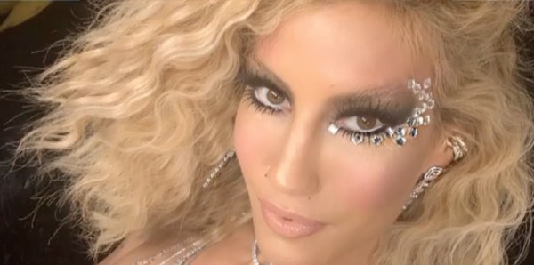 Çağla Şıkel podyumda büyük tehlike atlattı